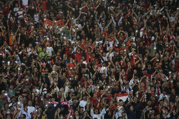 Suporter timnas Indonesia saat bertanding melawan Curacao pada laga kedua FIFA Matchday di Stadion Pakansari, Kabupaten Bogor, Selasa (27/9/2022). Timnas Indonesia menang dengan skor 2-1.