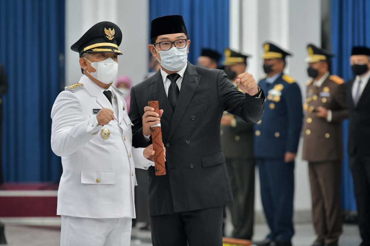 Gubernur Jawa Barat Ridwan Kamil saat melantik Yana Mulyana sebagai Wali Kota Bandung di Gedung Sate, Jalan Diponegoro, Kota Bandung, Jawa Barat, Senin (18/4/2022).
