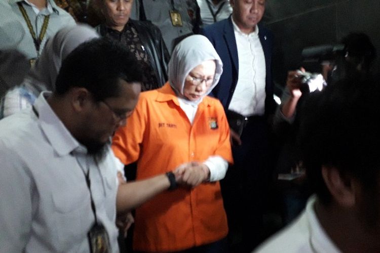 Ratna Sarumpaet keluar gedung Ditkrimum Polda Metro Jaya setelah resmi ditahan pada Jumat (6/10/2018).