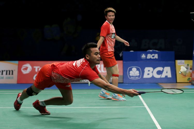 Pemain ganda campuran Indonesia, Tontowi Ahmad - Liliyana Natsir meluapkan kegembiraan saat bertanding melawan pemain ganda campuran Malaysia, Chan Peng Soon - Yen Wei Peck pada pertandingan semifinal BCA Indonesia Open Super Series Premier 2017 di Plenary Hall, Jakarta Convention Center, Sabtu (17/6/2017). Tontowi - Liliyana melaju ke final setelah menang dengan skor 21-13 21-14. KOMPAS IMAGES/KRISTIANTO PURNOMO