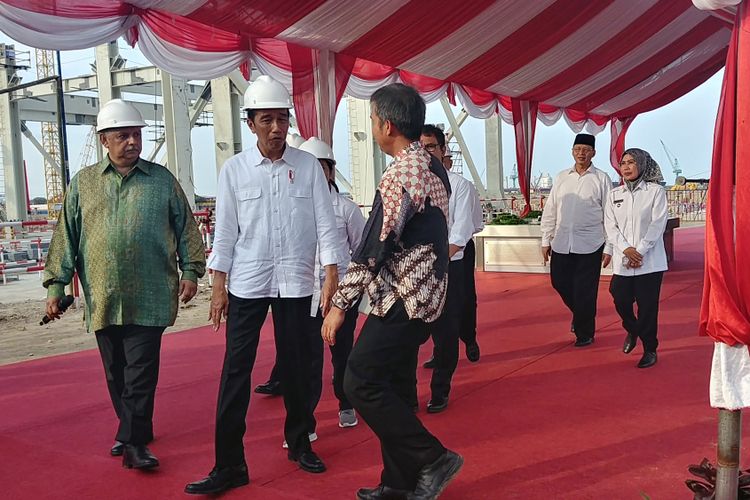 Presiden Joko Widodo berdialog dengan karyawan PLTU Jawa 7 di desa Terate, Kramatwatu, Serang, Kamis (5/10/2017) sore. 