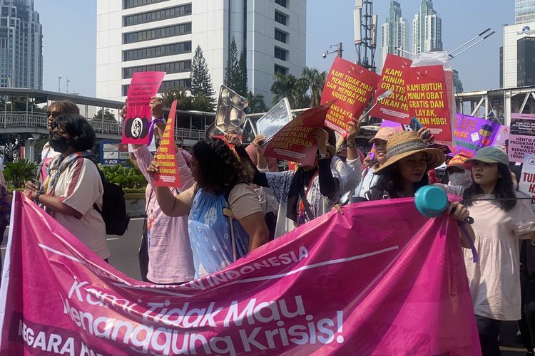 Bawa Ompreng, Emak-emak Demo di Trotoar Dukuh Atas dan Long March ke Istana
