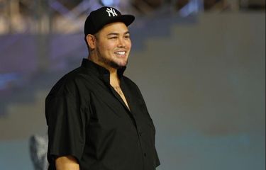 Desainer Ivan Gunawan usai memamerkan koleksi terbarunya di Jakarta Muslim Fashion Week 2021 yang digelar di di AQUATIC Gelora Bung Karno Jakarta, pada 18 November 2021.