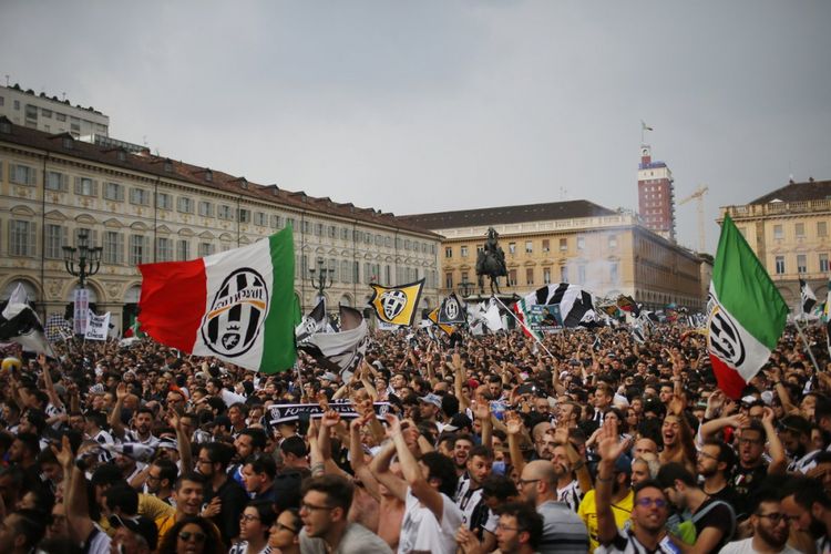 Para suporter Juventus melakukan nonton bareng final Liga Champions di San Carlo piazza di Kota Turin, Sabtu (3/6/2017). 