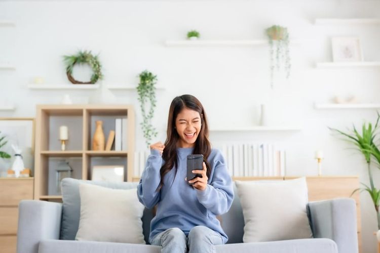 Ilustrasi beli emas pakai aplikasi BRImo melalui smartphone.