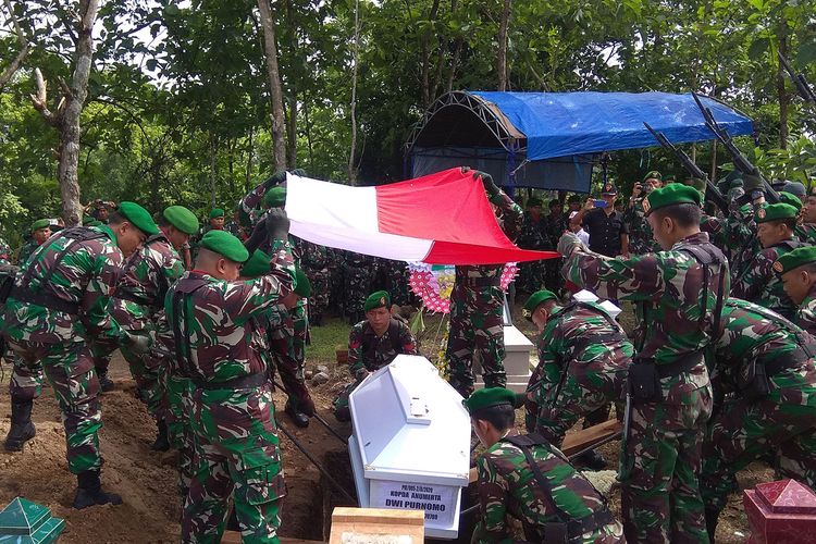 Prosesi pemakaman Kopda Anumerta Dwi Purnomo di tempat pemakaman umum Desa Banjarpanjang. Keluarga almarhum mengucapkan terimakasih kepada seluruh pihak yang telah berupaya menemukan keluarganya setelah hilang kontak selama hampir 8 bulan.