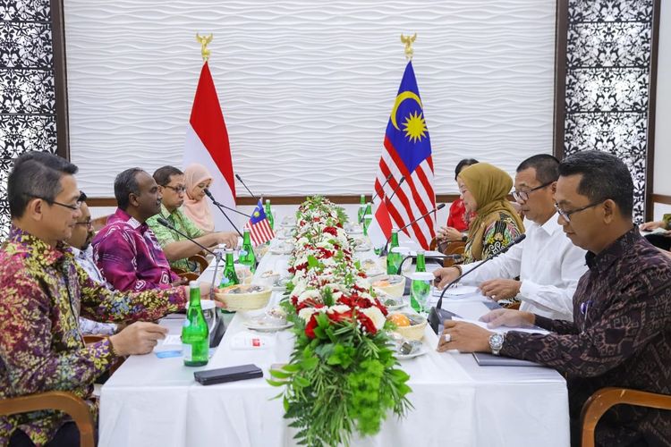Pertemuan Menteri Ketenagakerjaan Ida Fauziyah melakukan dialog terkait pekerja migran Indonesia dengan Menteri Sumber Manusia Malaysia, V. Sivakumar di Kantor Kementerian Ketenagakerjaan, Jakarta, Senin (20/2/2023).