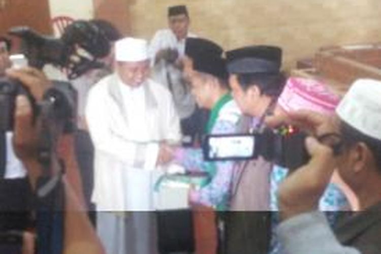 Bupati Tasikmalaya Uu Ruzhanul Ulum memberikan tikar mendong secara simbolis kepada calon jemaah haji asal Tasikmalaya, Jumat (26/9/2014).