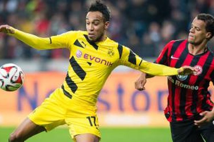 Penyerang Borussia Dortmund, Pierre-Emerick Aubameyang (kiri).