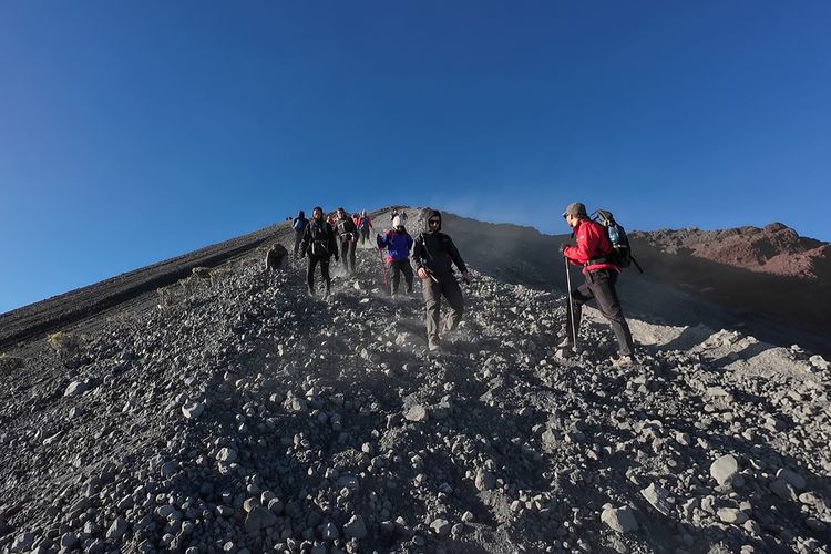 Mengapa Pendaki Gunung Rinjani Wajib Menginap di Sembalun?