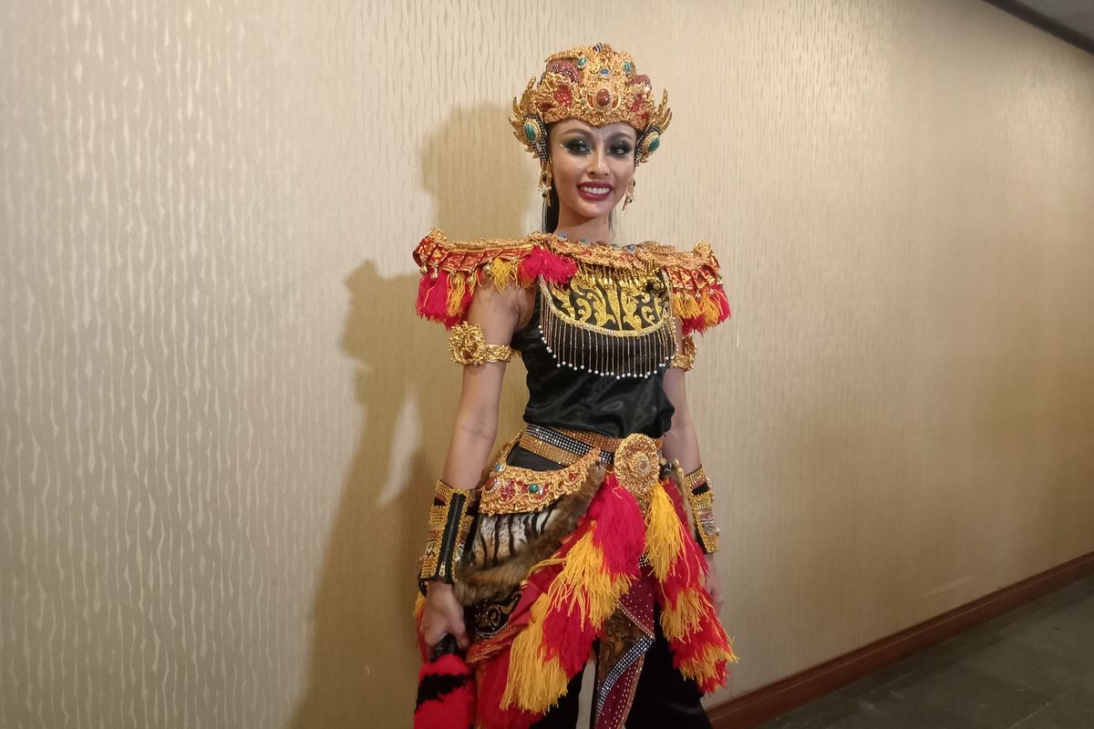 Kontestan Miss Grand International (MGI 2022) asal Indonesia, Andina Julie tampil memukau di panggung kompetisi National Costume pada Kamis malam (20/10/2022).