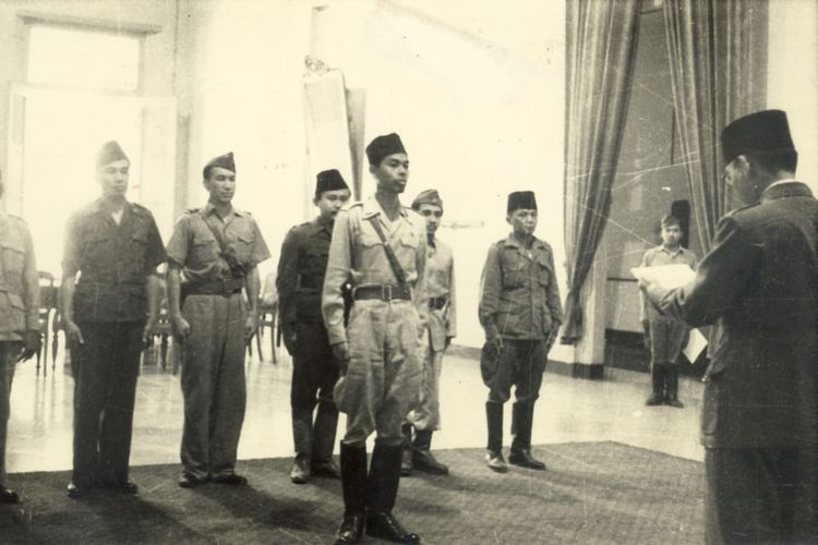 Pelantikan Panglima TNI pertama Jenderal Soedirman di Yogyakarta pada 28 Juni 1947.