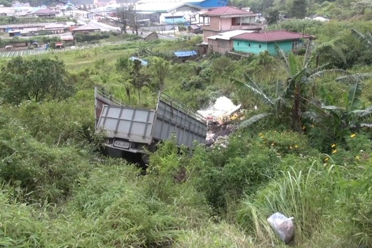 (KARO-SUMUT) Truk Pengangkut Bahan Bangunan Masuk Jurang di Penatapan Supir Truk Meninggal Dunia