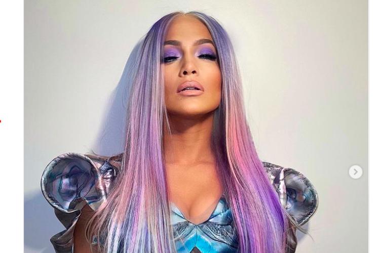 Penyanyi Jennifer Lopez tampil berbeda dengan rambut ungu dalam pembuatan video klip terbarunya yang berjudul In The Morning.