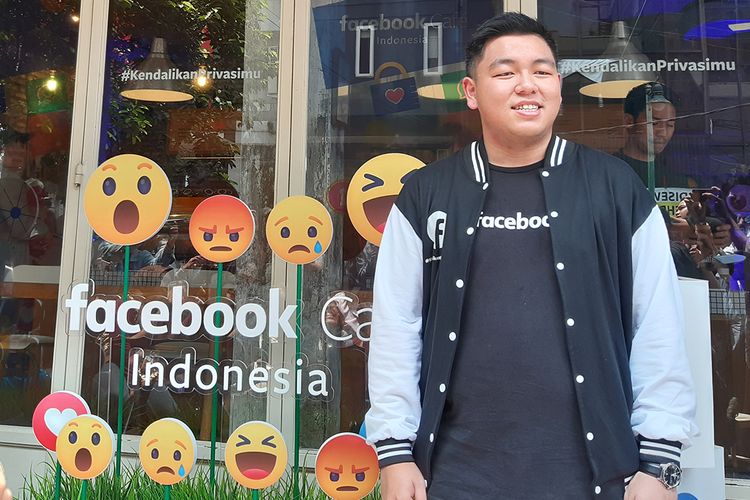 Noudhy Valdryno, Manajer Kampanye Kebijakan, Facebook Indonesia berfoto di depan Facebook Cafe di Filosofi Kopi, di kawasan Melawai, Jakarta, Jumat (13/11/2019).