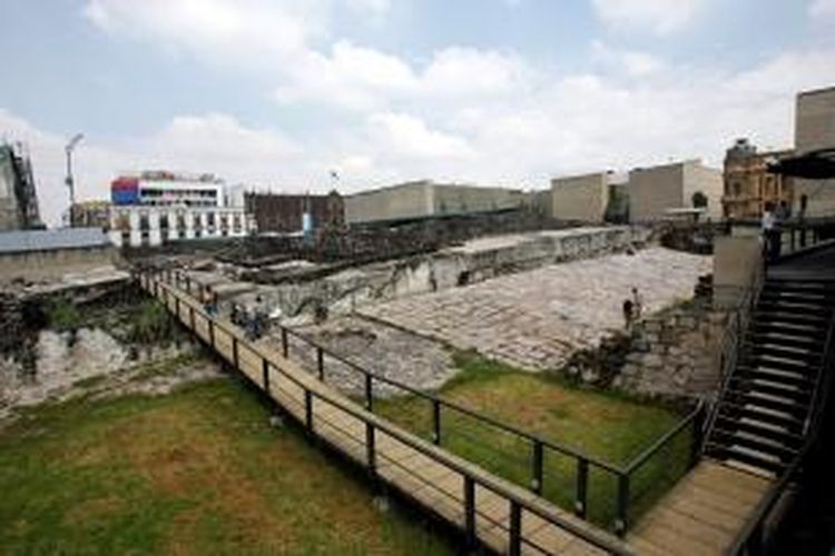 File foto tertanggal 3 Oktober 2006 menunjukkan kuil Templo Mayor di Mexico City.