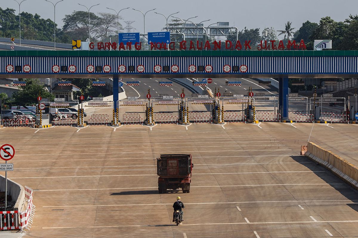 Sejumlah kendaraan proyek melintasi proyek Tol Depok-Antasari Seksi I Antasari-Brigif/Cinere, Jakarta, Senin (10/9/2018). Tol sepanjang 5,8 kilometer tersebut siap dioperasikan  pada September 2018.