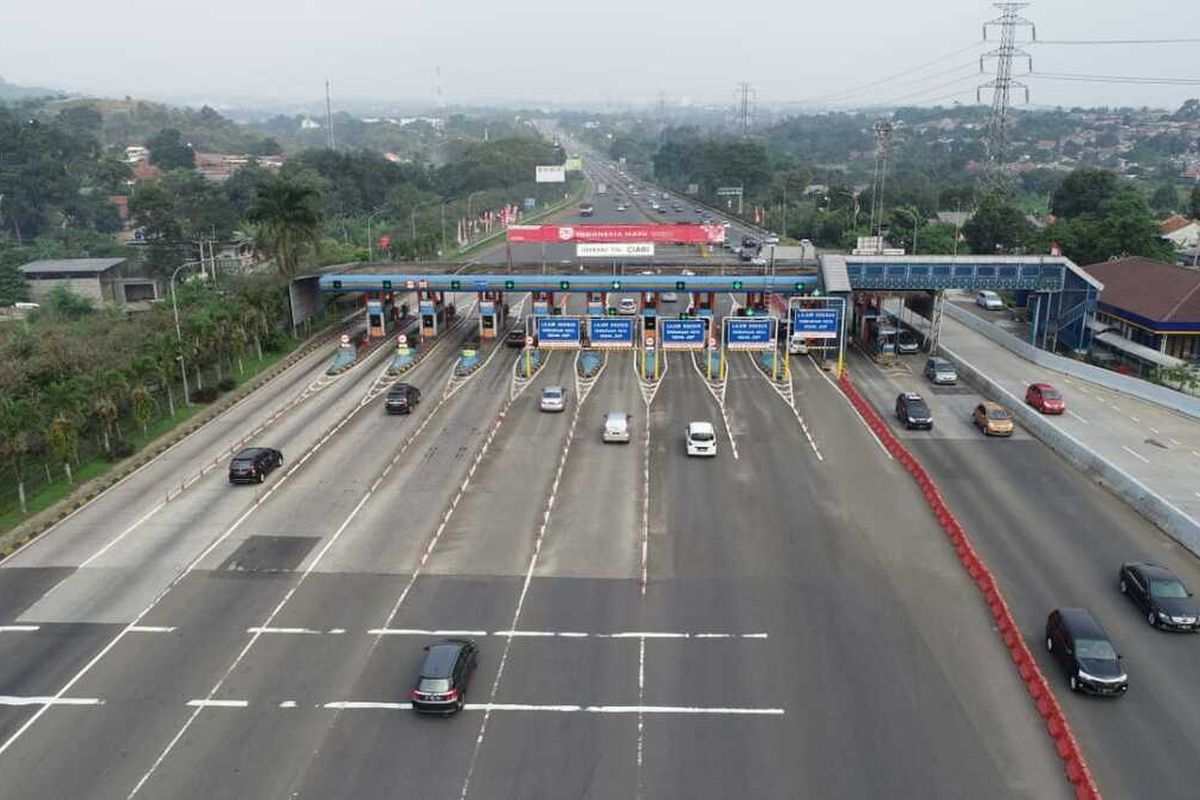 Sejumlah kendaraan tampak mengantri di pintu masuk GT Tol Ciawi, Bogor, Jawa Barat, Jumat (30/10/2020)