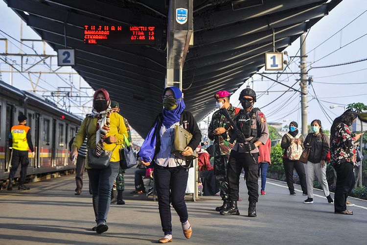 Sejumlah penumpang bersiap menaiki Kereta Rel Listrik (KRL) di Stasiun Bekasi, Jawa Barat, Rabu (15/4/2020). Pada hari pertama Pembatasan Sosial Berskala Besar (PSBB) penumpang kereta api menuju Jakarta diatur untuk menjaga jarak fisik dan jumlah penumpang dibatasi.