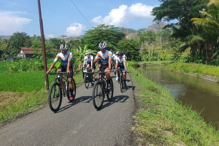 Artis Luna Maya ikut bersepeda dalam ajang Tour de Menoreh di Kabupaten Kulon Progo, Daerah Istimewa Yogyakarta. Ia dan ratusan pesepeda melintas jalan yang viral memakai namanya