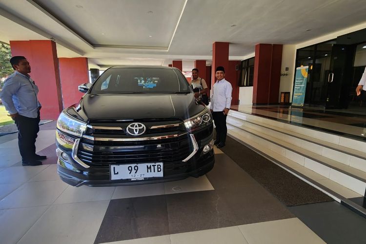 Plt Wali Kota Pasuruan Adi Wibowo sudah menggunakan mobil pribadinya menjelang penetapan dirinya sebagai calon walikota Pasuruan, Kamis (12/9/2024). 