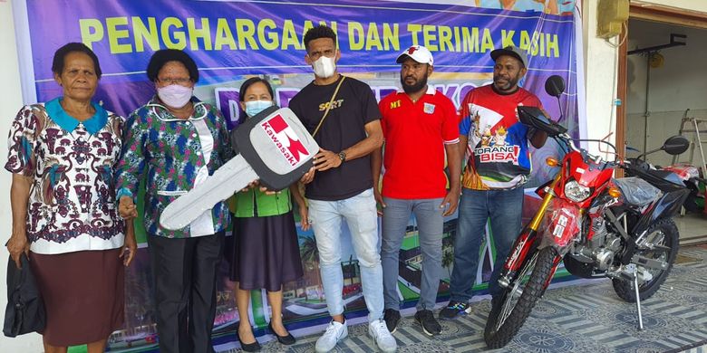 Info Terkini, Pulang ke Papua, Bintang Timnas Indonesia Ricky Kambuaya Dapat Motor