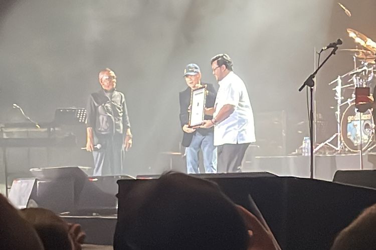 Grup band God Bless meraih Rekor Muri sebagai Grup Band Genre Rock Tertua yang Masih Berkarya pada Konser 50 Tahun di Istora Senayan, Jumat (10/11/2023). 