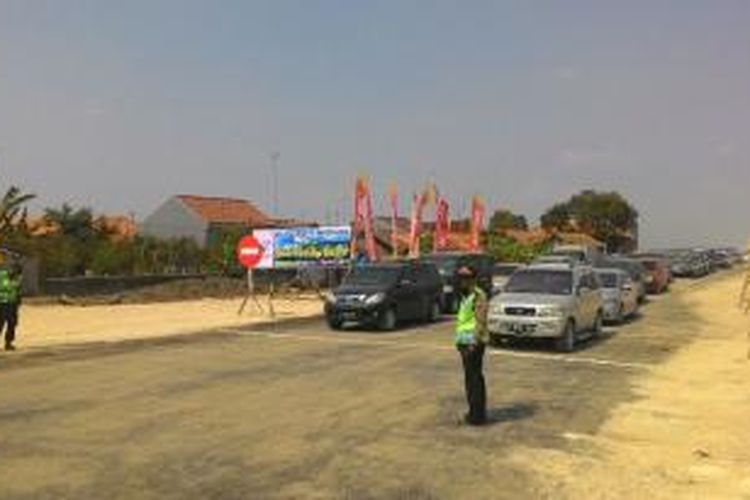 Petugas Ditlantas Polda Jawa Tengah sedang mengatur lalu lintas kendaraan yang memanfaatkan Tol Darurat Pejagan-Brebes Timur yang baru beroperasi, Sabtu (11/7/2015).