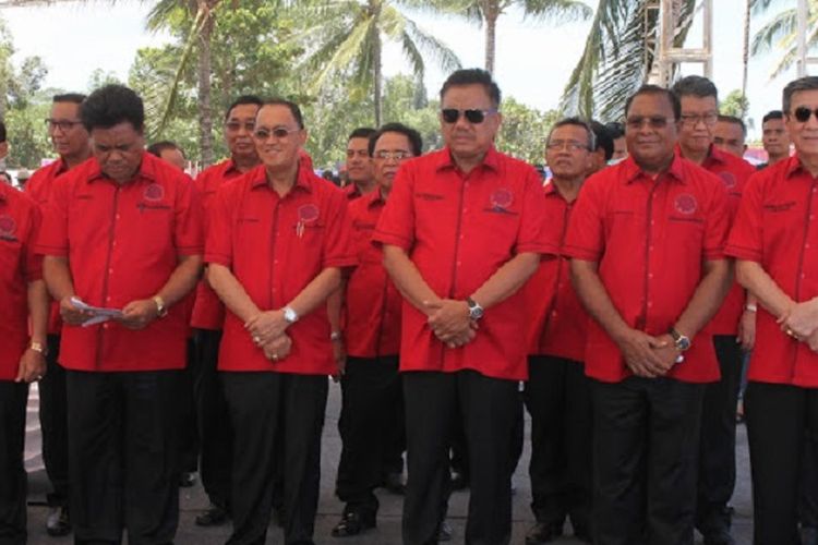 Menkumham Yasonna Laoly (Kiri) dan Gubernur Sulawesi Utara Olly Dondokambey (tiga dari kiri) dalam acara pelantikan Ketua Forum Komunikasi Pria Kaum Bapak Persekutuan Gereja Indonesia (FK-PKB PGI) periode 2018 - 2023 di Minahasa Utara, Sabtu (29/9/2018).