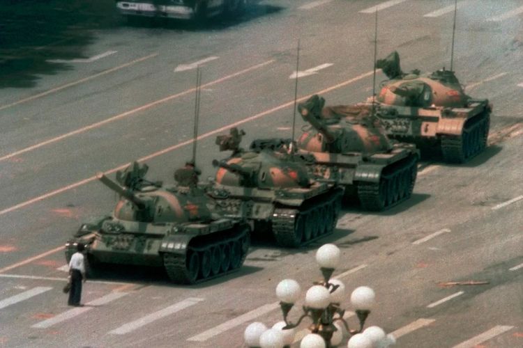 Seorang pria tak dikenal memblokir konvoi tank di Beijing, China, pada 5 Juni 1989, sehari setelah para demonstran ditumpas tentara China di Lapangan Tiananmen, Beijing.

