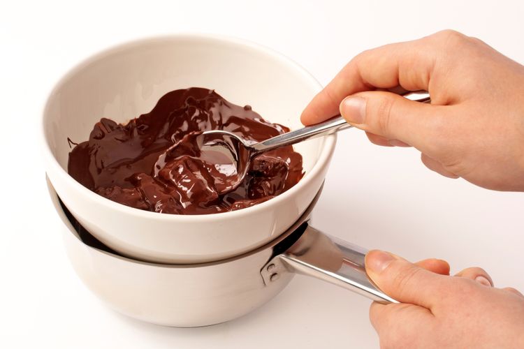 Metode bain marie untuk melelehkan cokelat. 
