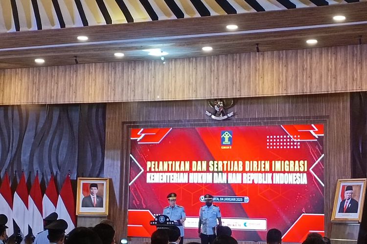 Menkumham Yasona Laoly melantik Silmy Karim sebagau Direktur Jenderal Imigrasi di Graha Pengayoman, Kemenkumham, Jakarta, Rabu (5/1/2023).