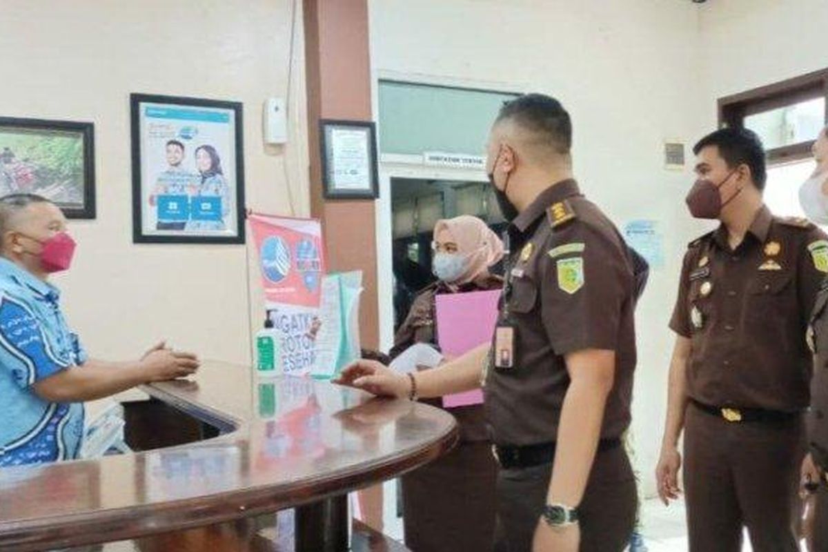 Tim Penyidik Kejati Sulsel menggeledah Kantor Perusahaan Daerah Air Minum (PDAM) Kota Makassar Kamis (9/12/2021). 

