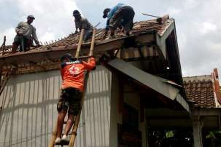 Sejumlah warga saat berusaha memperbaiki rumah di Desa Clumprit, Kecamatan Pagelaran, Kabupaten Malang, Jawa Timur yang rusak akibat gempa, Kamis (17/11/2016) (Foto: BPBD Kabupaten Malang)