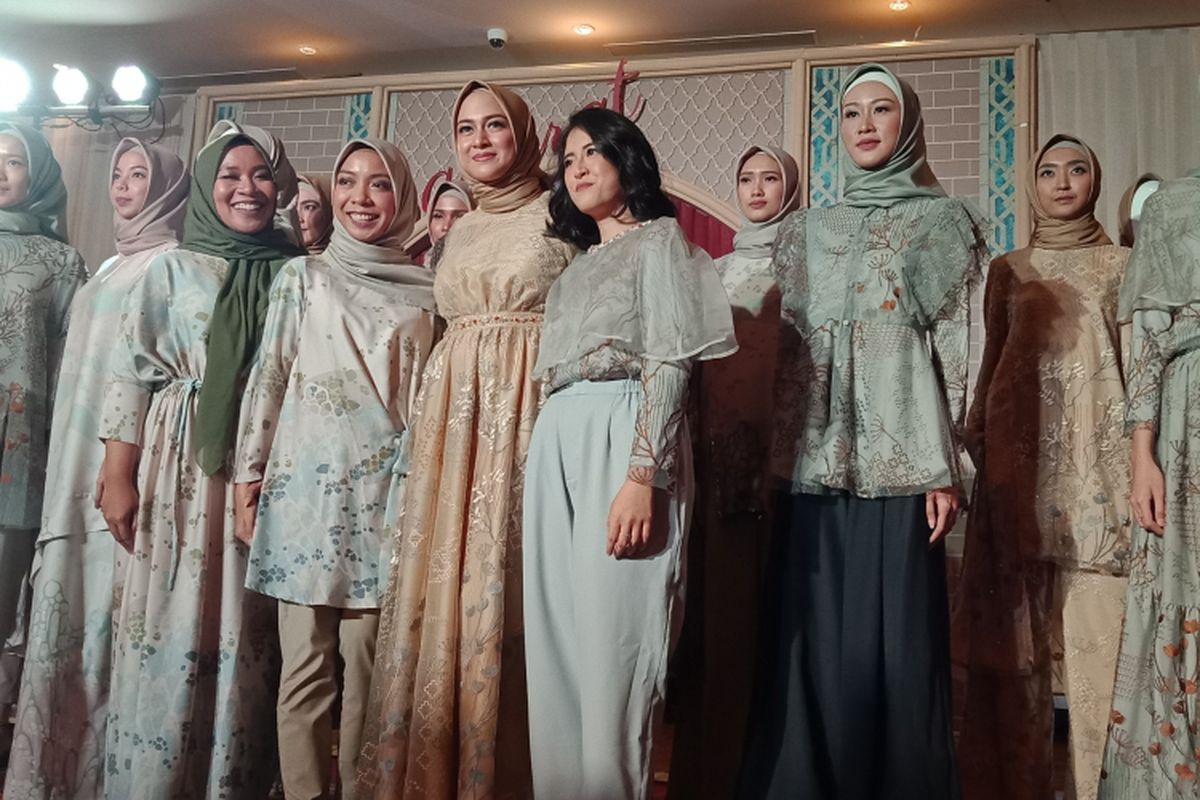 Koleksi Raya dari label busana muslim KAMI. Tiga koleksi terbaru diperkenalkan, yakni Marra, Hanagami & Varsada dan Promenade di Ballroom Hotel The Ritz Carlton, Jakarta, Rabu (16/5/2018).