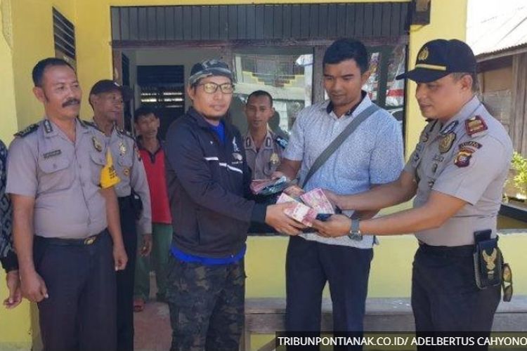 Azis mengembalikan uang salah satu nasabah BRI Sukadana, Kalbar. Uang sebesar Rp 160 juta itu tercecer di jalan. 