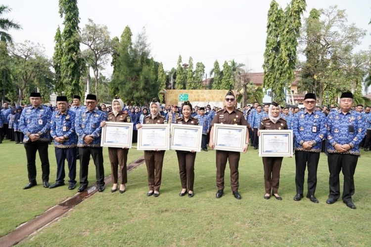 Pemkot Cilegon memberikan penghargaan kepada Kejari Kota Cilegon.