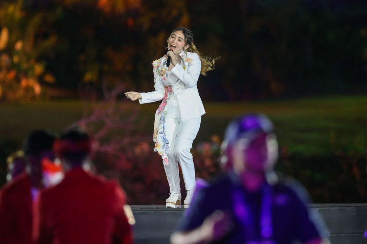 Penyanyi Via Vallen memeriahkan pembukaan Asian Games ke-18 tahun 2018  di Stadion Utama Gelora Bung Karno, Senayan, Jakarta, Sabtu (18/8). INASGOC/Wahyudin/pras/18.