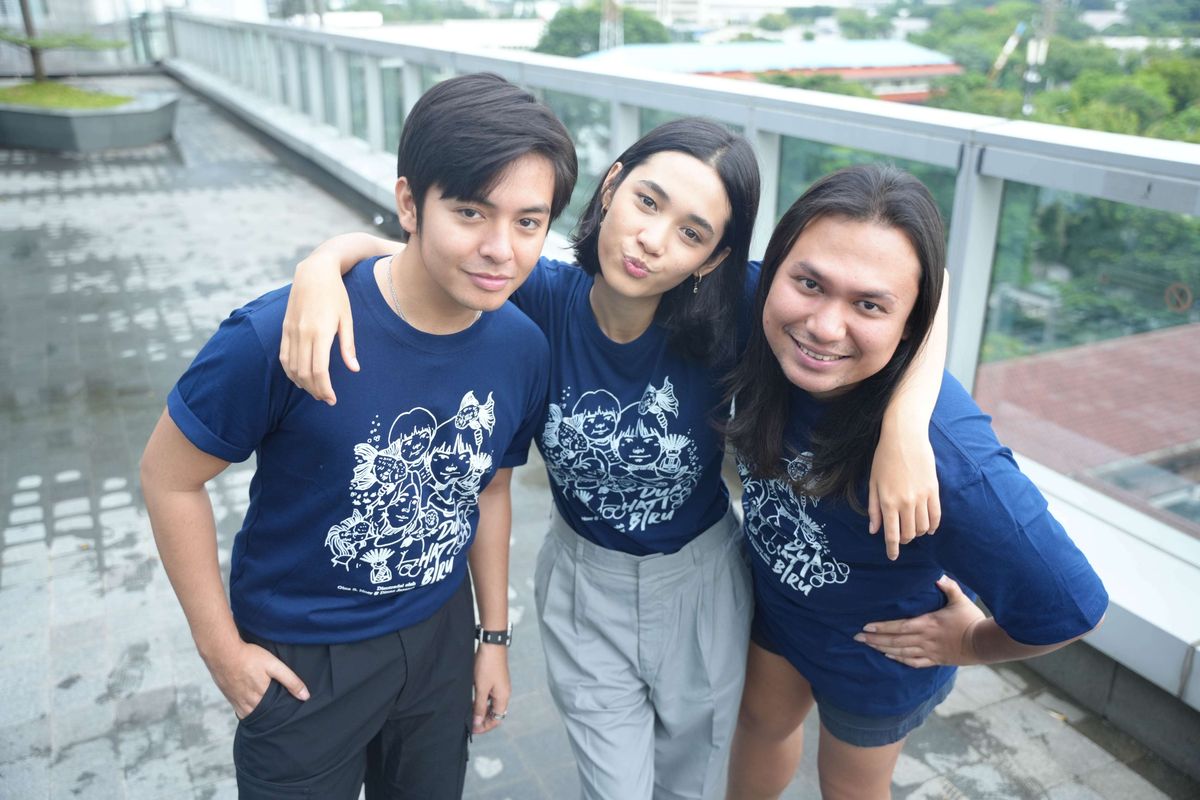 Angga Yunanda, Aisha Nurra Datau, dan Keanu Angelo (kiri ke kanan) berpose saat sesi foto seusai promo film ''Dua Hati Biru'' di Kantor Redaksi ι.com, Jakarta, Jumat (22/03/2024). Mereka akan beradu akting dalam film ''Dua Hati Biru'' yang merupakan sekuel dari film ''Dua Garis Biru''