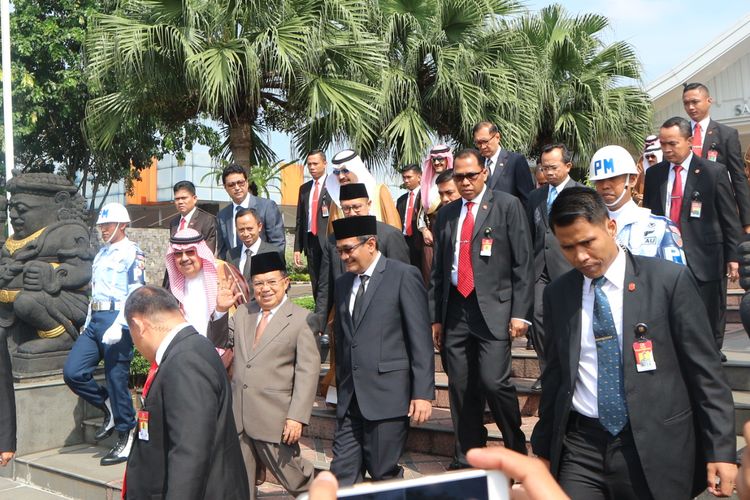 Wakil Presiden Jusuf Kalla melepas Raja Salman dan rombongan di Bandara Halim Perdanakusuma Jakarta, Sabtu (4/3/2017).