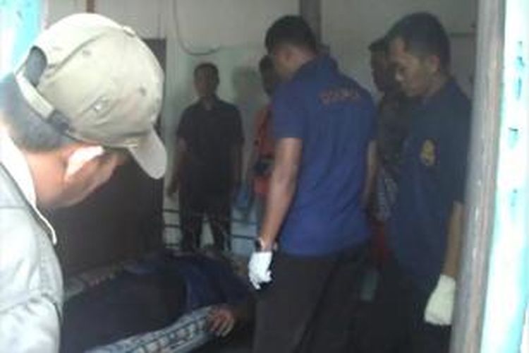 Petugas menyelidiki penemuan mayat yang membusuk di Solo, Senin (8/7/2013). 