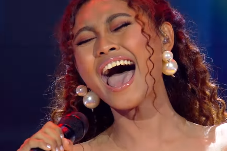 Penampilan Novia Bachmid di babak Spektakuler Indonesian Idol, Senin (25/11/2019).