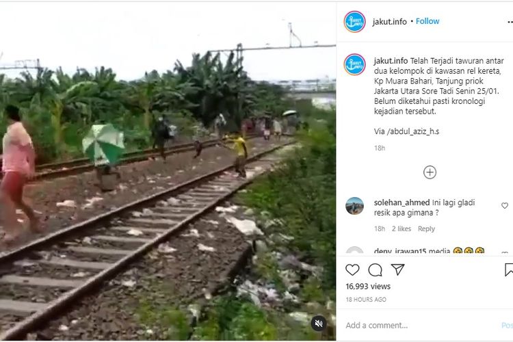 Video viral yang menggambarkan sejumlah warga tawuran di rel kereta di Kampung Muara Bahari, Tanjung Priok, Jakarta Utara, Senin (25/1/2021).