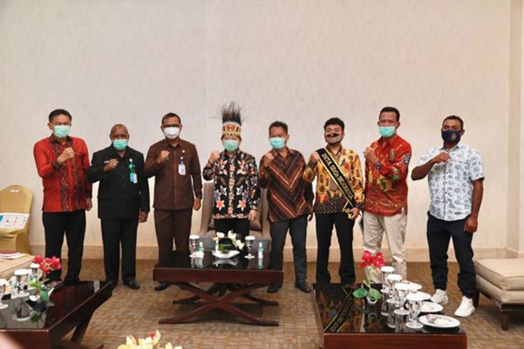 Dialog dengan beberapa cendekiawan Papua membahas implementasi Inpres Nomor 9 Tahun 2020 tentang Percepatan Pembangunan Kesejahteraan di Papua dan Papua Barat di Sorong, Jumat (13/11/2020). 