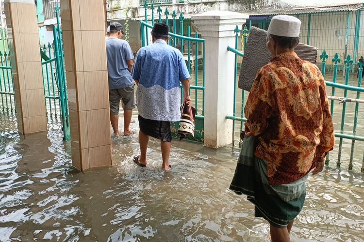 Cerita Warga Cijagra, Shalat Jumat di Tengah Banjir Luapan Sungai Citarum Lama