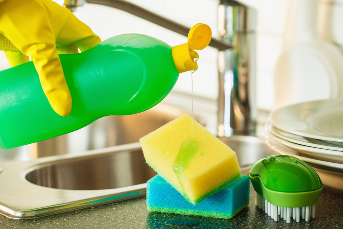 Cara membersihkan casing HP karet dan silikon bisa menggunakan sabun cuci piring
