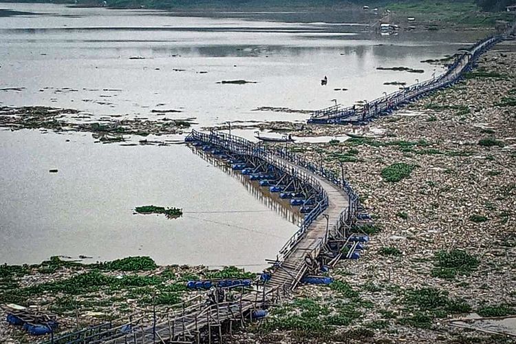 Jembatan apung di Sungai Citarum yang putus akibat tumpukan sampah.