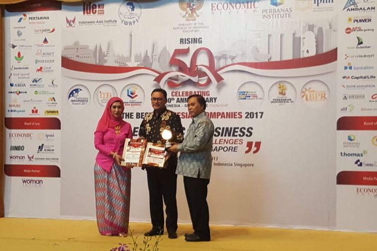 Bank Muamalat meraih penghargaan Bank Syariah terbaik dan CEO Award 2017.