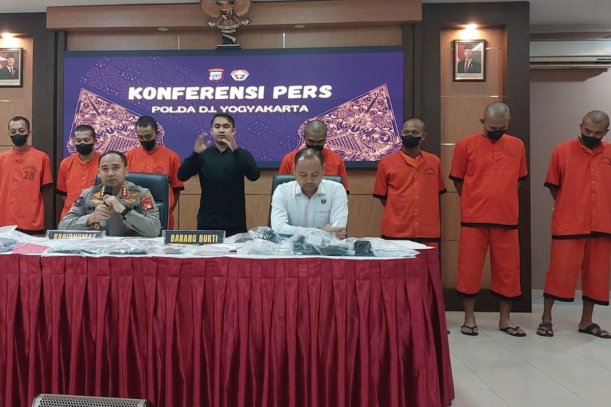 JUDI ONLINE: Tujuh tersangka judi dadu online yang ditangkap di Gunungkidul, DIY dan Pati, Jawa Tengah saat dihadirkan dalam jumpa pers Polda DIY, Rabu (12/2/2025).