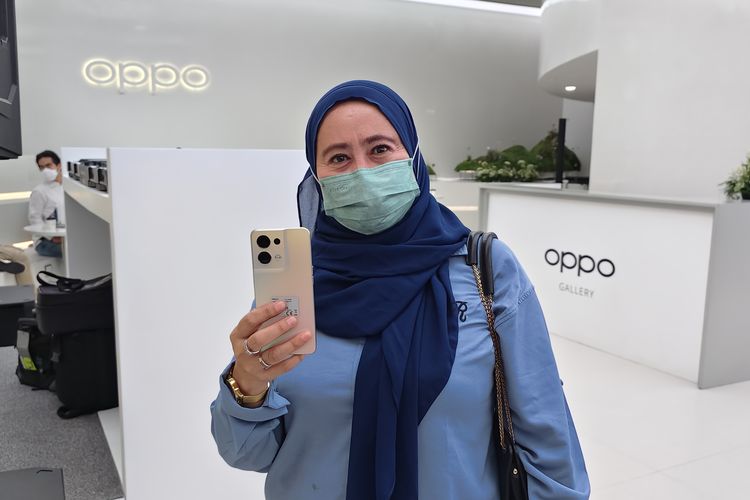 Rita, wanita asal Jagakarsa, Jakarta Selatan, ini menjadi salah satu pembeli Oppo Reno 8 Series saat penjualan perdana digelar, Jumat (26/8/2022). Rita memilih Oppo Reno 8 series karena perangkat tersebut memiliki hasil jepretan kamera depan yang ciamik. 